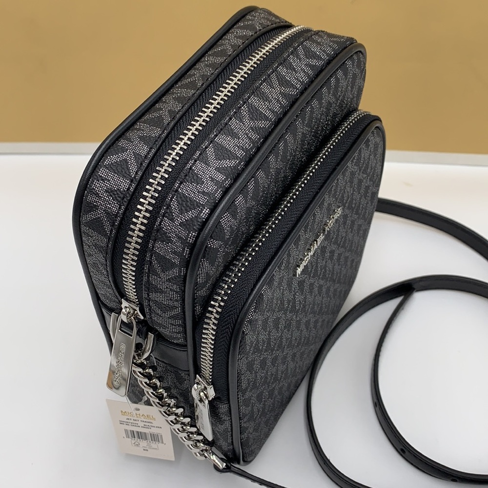 MICHAEL KORS
Jet Set Travel Medium Signature Logo Crossbody
COLOR BLACK SILVER - Picture 6 of 16